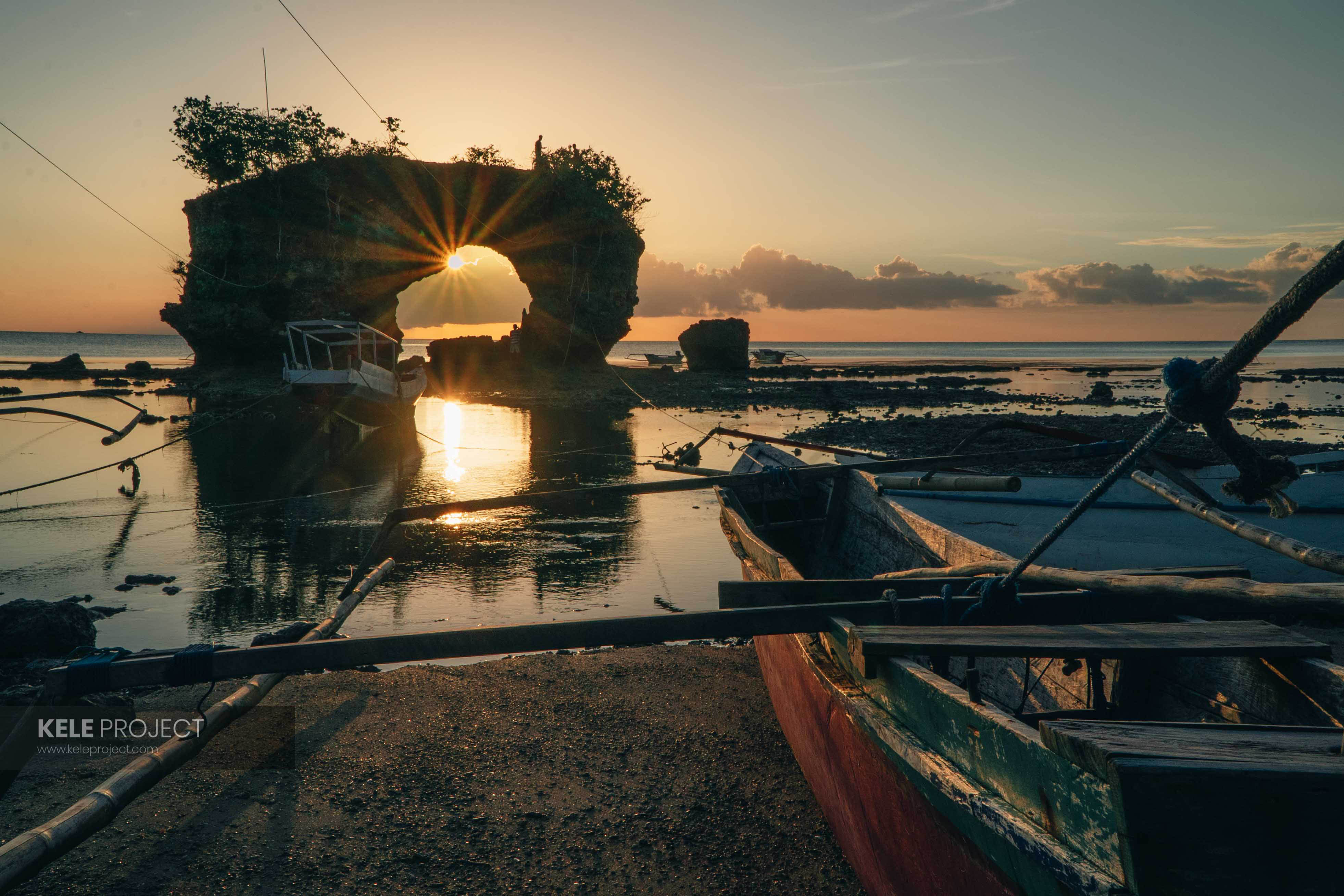 Wisata Pantai Latdalam Kepulauan Tanimbar, Gerbang Batu Karang  Ikonik di Maluku